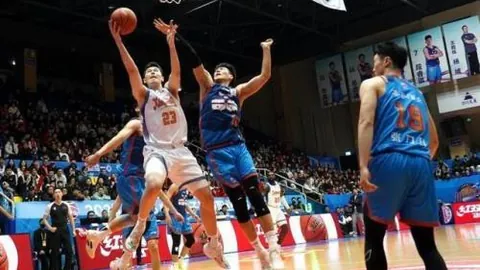 “巴黎、利物浦、皇马、马竞等强队领跑上半区，巴萨、多特、拜仁、国米等劲旅占据下半区。”